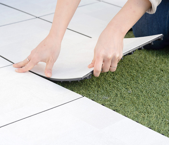 屋外用のジョイント式フロアタイル